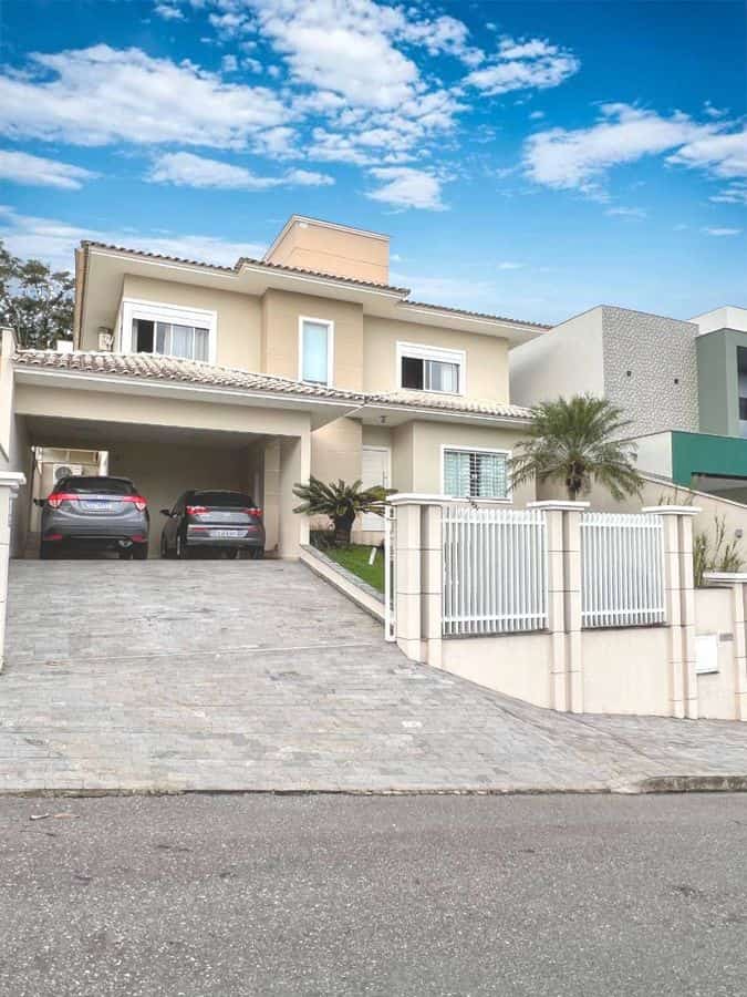 CASA COM 04 QUARTOS NO AMIZADE